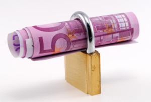 Bankbiljet met een hangslot, geld vastzetten.