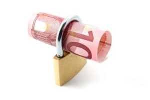 Geld dat vastgezet is in een hangslot.