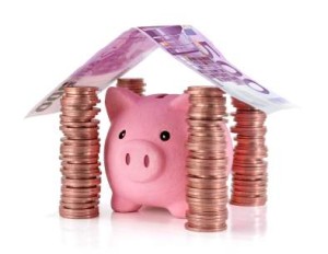 Spaarvarken in een huis gemaakt van geld.